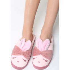 Różowe Kapcie My Hometown. Kapcie marki Cropp. Za 49.99 zł.