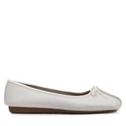 Baleriny Clarks. Białe baleriny Clarks, bez wzorów, bez obcasa, bez zapięcia. Za 229.99 zł.