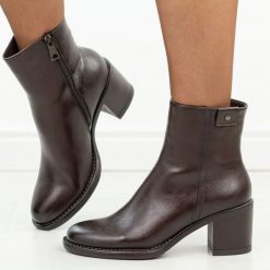 Brązowe botki damskie na obcasie Vinceza 58655. Brązowe botki VINCEZA, bez wzorów, z jeansu, eleganckie, z okrągłym noskiem, bez obcasa, na obcasie, bez zapięcia. Za 219.00 zł.
