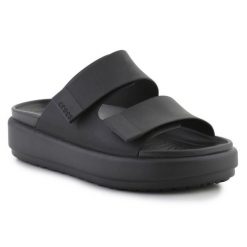 Klapki Crocs Brooklyn Luxe Sandal W 209586-060 czarne. Czarne klapki bez wzorów, z materiału, casualowe, bez obcasa, bez zapięcia. Za 490.22 zł.