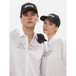 Czapka z daszkiem 2005. Czarne czapki z daszkiem 2005, bez wzorów. Za 69.99 zł.