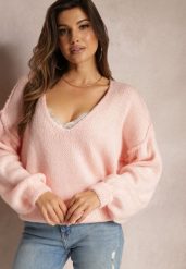 Różowy Sweter z Trójkątnym Dekoltem i Szerokimi Rękawami Sarahena. Czerwone swetry Renee, bez wzorów, casualowe, bez ramiączek. W wyprzedaży za 79.99 zł.
