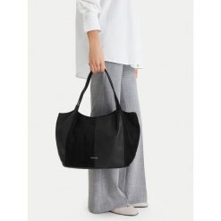 Torebka Lasocki. Czarne shopper bag Lasocki, bez wzorów, bez dodatków. Za 199.99 zł.