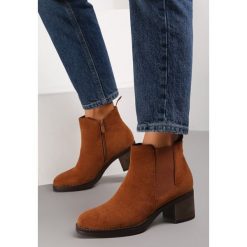 Brązowe Botki Avis. Brązowe botki Renee, bez wzorów, za kostkę, bez obcasa, na obcasie, bez zapięcia. W wyprzedaży za 103.99 zł.