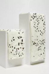 Szal letni z metalicznym nadrukiem w kropki beżowy. Brązowe szaliki i kominy MOODO, na lato, bez wzorów. W wyprzedaży za 15.99 zł.