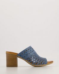 KLAPKI Z AŻUROWĄ CHOLEWKĄ 030570182 JEANS. Klapki Venezia, w ażurowe wzory, z jeansu, bez obcasa, bez zapięcia. Za 199.00 zł.