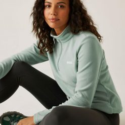 Damski lekki polar turystyczny Sweethart z zamkiem błyskawicznym do połowy. Zielone bluzy z polaru Regatta, bez wzorów, z polaru. W wyprzedaży za 65.00 zł.