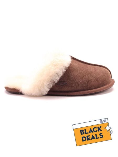 UGG Kapcie "Scuffette II" w kolorze brązowym ze skóry jagnięcej rozmiar: 38. Brązowe kapcie UGG, bez wzorów, ze skóry. Za 453.48 zł.