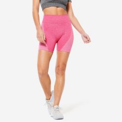 Spodenki fitness damskie Domyos krótkie. Szorty sportowe DOMYOS, bez wzorów, z materiału, z podwyższonym stanem, na fitness i siłownię. W wyprzedaży za 59.99 zł.