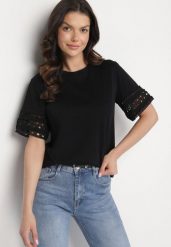 Czarny T-shirt z Bawełny Ozdobiony Ażurowym Wzorem Valreia. Czarne t-shirty Born2be, m, z aplikacjami, z bawełny, bez kołnierzyka, bez ramiączek. W wyprzedaży za 55.24 zł.