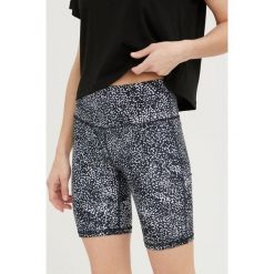 Under Armour szorty treningowe damskie kolor czarny wzorzyste high waist. Czarne szorty sportowe Under Armour, bez wzorów, z materiału, z podwyższonym stanem. W wyprzedaży za 99.99 zł.