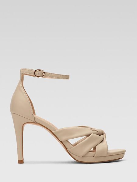 Quazi Sandały w kolorze beżowym rozmiar: 36. Brązowe sandały QUAZI, bez wzorów, z materiału, z otwartym noskiem, bez obcasa, na koturnie, bez zapięcia. Za 101.23 zł.