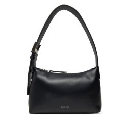 Torebka Calvin Klein. Czarne torebki klasyczne Calvin Klein, bez wzorów, klasyczne, bez dodatków. Za 259.99 zł.