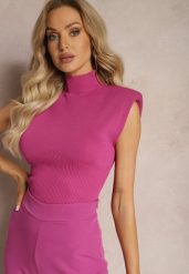 Fuksjowa Bluzka ze Stójką z Usztywnionymi Ramionami i Szerokim Ściągaczem Aswara. Czerwone bluzki Renee, bez wzorów, z jeansu, eleganckie, bez kołnierzyka, bez ramiączek. W wyprzedaży za 39.99 zł.