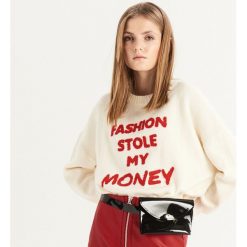 Sweter z napisem - Kremowy. Swetry marki Sinsay. W wyprzedaży za 29.99 zł.