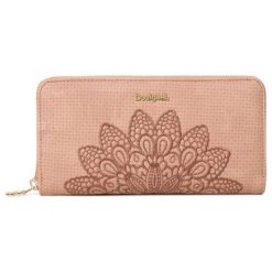 Desigual portfel damski różowy Mone Atila Fiona. Czerwone portfele Desigual, bez wzorów. W wyprzedaży za 174.00 zł.