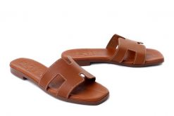 Oh! My Sandals 5810 ROBLE, klapki damskie. Brązowe klapki Oh My Sandals, bez wzorów, ze skóry, bez obcasa, bez zapięcia. Za 244.90 zł.