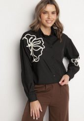 Czarna Koszula o Kroju Oversize z Wiskozą Zdobiona Kwiatową Aplikacją Zelbia. Czarne koszule Born2be, l, z aplikacjami, z bawełny, eleganckie, bez kołnierzyka, bez ramiączek. W wyprzedaży za 84.99 zł.