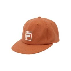 Czapka typu snapback Fila Como Logo. Brązowe czapki z daszkiem Fila, bez wzorów, z materiału, klasyczne. Za 178.50 zł.