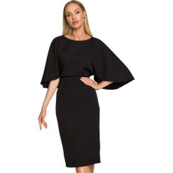 Sukienka elegancka ołówkowa z szerokimi rękawami czarna z pelerynką. Czarne sukienki Sukienki.shop, na komunię, l, bez wzorów, eleganckie, bez kołnierzyka, bez ramiączek, ołówkowe. Za 319.00 zł.