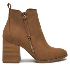 Botki Call It Spring. Brązowe botki Call it Spring, bez wzorów, bez obcasa, na słupku, bez zapięcia. Za 219.99 zł.