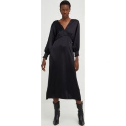 Answear Lab sukienka kolor czarny midi rozkloszowana. Czarne sukienki Answear Lab, m, bez wzorów, z tkaniny, bez kołnierzyka, bez ramiączek, midi, rozkloszowane. Za 299.99 zł.