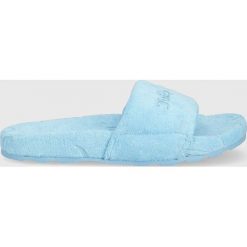 Juicy Couture klapki damskie. Niebieskie klapki Juicy Couture, bez wzorów, z gumy, bez obcasa, na płaskiej podeszwie, bez zapięcia. Za 229.99 zł.