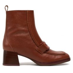 Botki Hispanitas. Brązowe botki Hispanitas, bez wzorów, bez obcasa, na słupku, bez zapięcia. Za 599.99 zł.