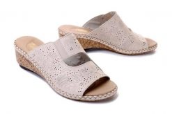 RIEKER 66191-60 beige, klapki damskie. Brązowe klapki Rieker, w ażurowe wzory, ze skóry, bez obcasa, na koturnie, bez zapięcia. Za 289.90 zł.