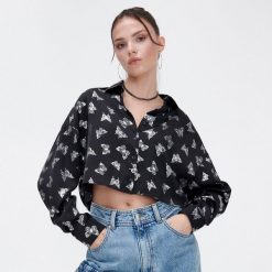 Koszula w motyle - Czarny. Czarne koszule Cropp, l, bez wzorów, z tkaniny, bez kołnierzyka, bez ramiączek. Za 89.99 zł.