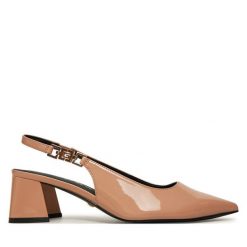 Sandały Guess. Brązowe sandały Guess, z aplikacjami, bez obcasa, na słupku, bez zapięcia. Za 699.99 zł.