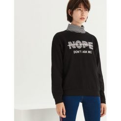 Bluza z nadrukiem - Czarny. Bluzy bez kaptura marki Sinsay. W wyprzedaży za 24.99 zł.