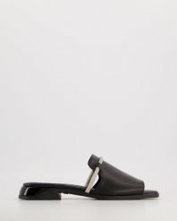CZARNE KLAPKI 08-330 BLACK. Czarne klapki Venezia, bez wzorów, ze skóry, bez obcasa, bez zapięcia. Za 279.00 zł.