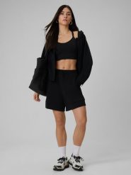 4F Spodenki dresowe z modalem damskie - czarne M. Czarne szorty 4f, bez wzorów, z dresówki. Za 129.99 zł.