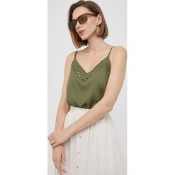 Pepe Jeans bluzka MARGA damska kolor zielony gładka. Zielone bluzki Pepe Jeans, m, bez wzorów, z jeansu, bez kołnierzyka, bez ramiączek. W wyprzedaży za 144.99 zł.