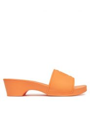 Guess Klapki E5GZ06 BB00F Pomarańczowy. Brązowe klapki Guess, z aplikacjami, z tworzywa sztucznego, bez obcasa, bez zapięcia. Za 179.99 zł.