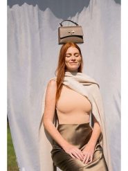 Christian Laurier Skórzana torebka "Mathilde" w kolorze szarobrązowym - 19 x 13 x 7 cm rozmiar: onesize. Brązowe torebki klasyczne Christian Laurier, bez wzorów, z materiału, przez ramię, bez dodatków. Za 239.99 zł.