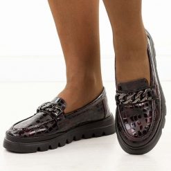 Bordowe lakierowane skórzane mokasyny damskie Filippo Dp6467/25. Czerwone mokasyny Filippo, bez wzorów, z jeansu, z okrągłym noskiem. Za 229.00 zł.
