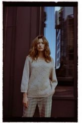 Sweter z ozdobiony koralikami beżowy. Brązowe swetry MOODO, l, bez wzorów, z poliamidu, bez ramiączek. Za 139.99 zł.