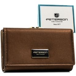 Portfel damski wykonany ze skóry naturalnej i ekologicznej w brązowym kolorze PTN PS108-HNL Peterson. Brązowe portfele Peterson, bez wzorów, ze skóry. Za 129.99 zł.