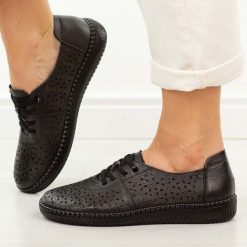 Czarne ażurowe skórzane półbuty damskie Potocki 15316. Czarne półbuty wsuwane POTOCKI, na jesień, w ażurowe wzory, z jeansu, casualowe, z okrągłym noskiem, bez obcasa, na płaskiej podeszwie. Za 219.00 zł.