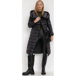 Czarna Kurtka Loukylus. Czarne kurtki Born2be, xl, z aplikacjami, z tkaniny, eleganckie. W wyprzedaży za 237.99 zł.