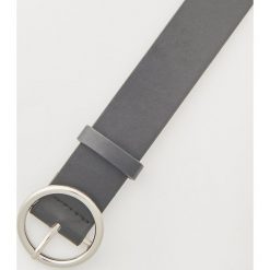 Gładki pasek z okrągłą klamrą - Czarny. Czarne paski House, w paski. Za 29.99 zł.