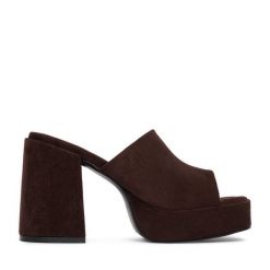 Klapki DeeZee. Brązowe klapki DeeZee, bez wzorów, bez obcasa, bez zapięcia. Za 139.99 zł.