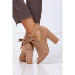 Brązowe botki wiosenne peep toe na słupku z ozdobnym wiązaniem casu g21x5-t. Brązowe botki Casu, bez wzorów, z otwartym noskiem, bez obcasa, na słupku, bez zapięcia. W wyprzedaży za 169.99 zł.