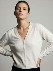 Klasyczny kardigan zapinany na guziki - biały. Białe swetry Sinsay, l, bez wzorów, klasyczne, bez ramiączek. Za 39.99 zł.