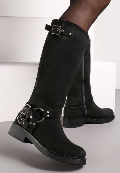 Czarne Kozaki Bikery z Ekoskóry z Ozdobnym Paskiem z Klamrą Marvita. Czarne kozaki Renee, bez wzorów, bez obcasa, na płaskiej podeszwie, bez zapięcia. Za 159.99 zł.