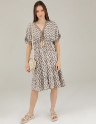 SUKIENKA Z OZDOBNYMI FRĘDZLAMI. Sukienki Unisono, l, bez wzorów, z wiskozy, boho, bez kołnierzyka, bez ramiączek, mini. Za 139.00 zł.