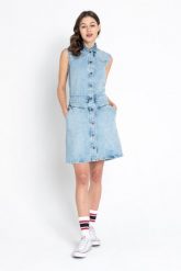 LEE MOM DRESS DAMSKA SUKIENKA JEANSOWA GET LIGHT L50CGGSM. Sukienki Lee, l, bez wzorów, z jeansu, bez kołnierzyka, bez ramiączek. Za 189.99 zł.
