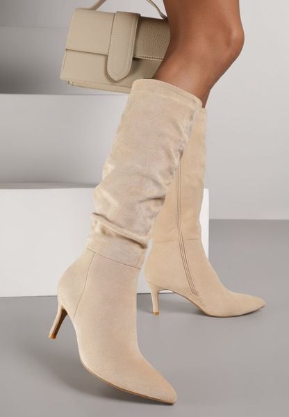 Beżowe Marszczone Kozaki z Imitacji Zamszu na Obcasie Typu Szpilka Rilavira. Brązowe kozaki Renee, bez wzorów, z jeansu, eleganckie, bez obcasa, na obcasie, bez zapięcia. Za 159.99 zł.